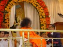 14-Panel Moderator Praying to Swami * 600 x 450 * (89KB)